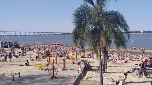 Rosario: desalojaron a bañistas de una playa entre enojos y resistencia