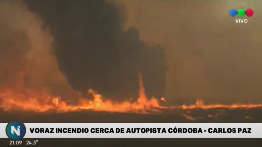 Un móvil de Telefe Córdoba quedó atrapado entre el fuego y el humo