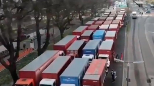 Cientos de camiones sobre la avenida 9 de Julio en la caravana del Día de la Lealtad