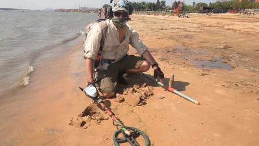 Buscadores de metales desentierran objetos de época colonial en Rosario