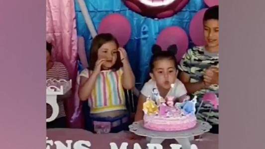 Video: las hermanitas que se pelean por apagar las velitas de la torta de cumpleaños