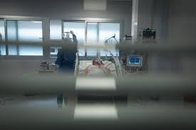 Un juez ordenó que se permita el contacto de un hombre con su esposa internada con coronavirus