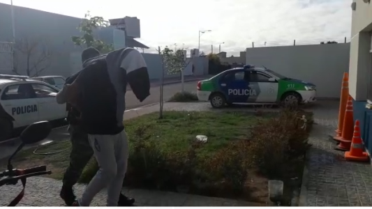 Insólito: lo detuvieron tras un allanamiento y la justicia lo liberó porque tiene COVID-19