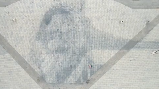 La pintura del rostro de Néstor Kirchner manchó la rambla de Mar del Plata