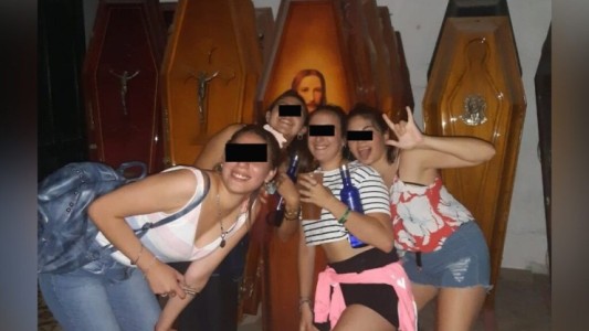 Escándalo por una fiesta clandestina realizada en el cementerio de Armstrong