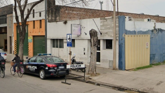 Policía extorsionó a una detenida, le sacó la tarjeta de la AUH y le robó $10 mil