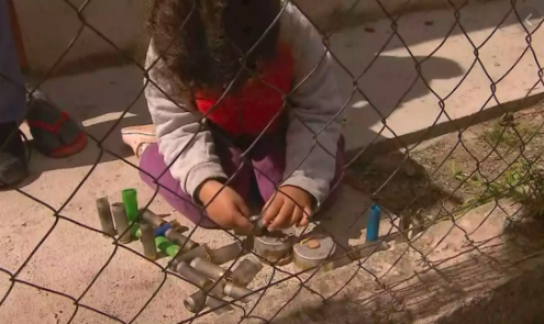 Guernica: la foto de la nena jugando con los cartuchos de balas de goma tras el desalojo