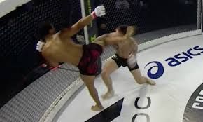 Luchador de MMA noquea a su contrincante con una "espantosa" patada en la cabeza