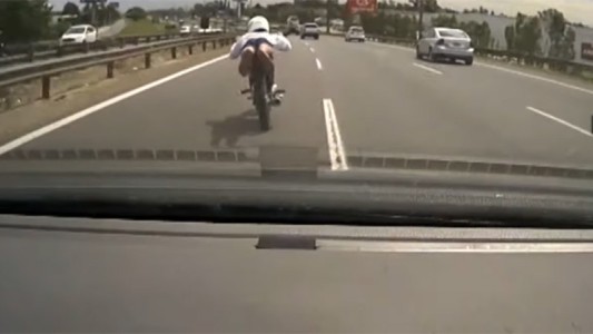 Video: robó y quiso escapar de la policía haciendo "superman" con la moto