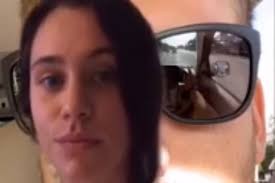 Descubrió que su novio le era infiel por un detalle en una selfie que le mandó