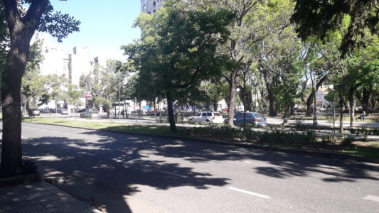 Viernes con buen tiempo y cielo despejado en la ciudad