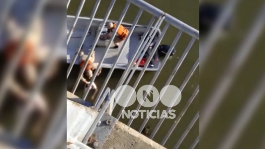 Video: Rescatan a una mujer de 75 años que cayó al río Paraná en Rosario