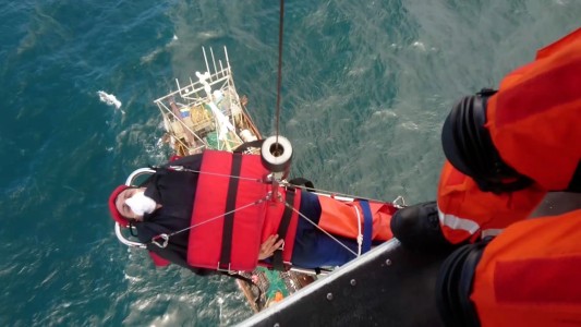 Video: así fue el aerorescate de un marinero que se quebró una pierna en un barco