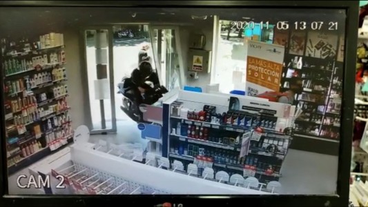 Rosario: una moto perdió el control y se metió en una farmacia