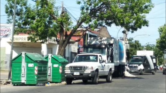 Rosario: recolectores de basura salvaron a un hombre de morir aplastado por el compactador del camión