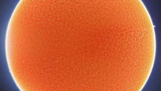 Capta el momento en que la Estación Espacial Internacional pasa frente al sol y la luna