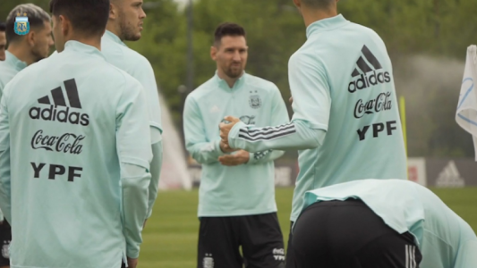 Argentina entrena en Ezeiza con 27 jugadores, a la espera de Martínez Quarta