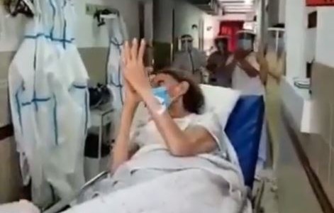 Video: Emoción en Rafaela ante el alta de una mujer de 90 años que se recuperó de Covid-19