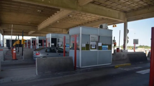 Peajes con barreras levantadas en las principales rutas y autopistas de la región