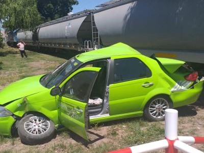 Un tren impactó a un remis en San Jerónimo y Larralde