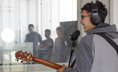 Jóvenes de distintos barrios conocieron y grabaron en la Mediateca