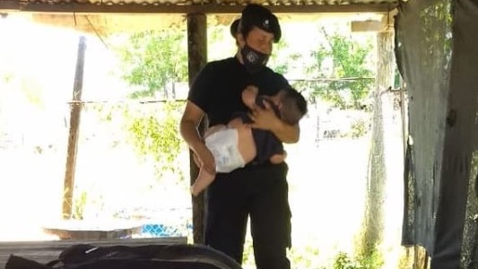 San Cristóbal: una policía amamantó a un bebé que lloraba de hambre