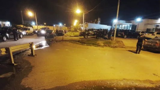 Rosario: Desde una moto acribillaron el frente de una comisaría con una ametralladora