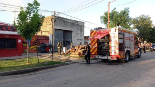 Robo seguido de incendio en una maderera de barrio Chalet
