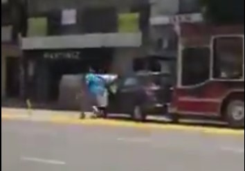Video: tremenda discusión de tránsito terminó con un colectivo arrastrando un auto en plena avenida