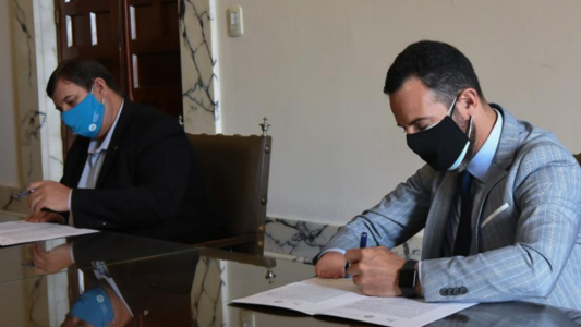 La provincia firmó un convenio de asistencia técnica y formación profesional con la Universidad Nacional del Litoral
