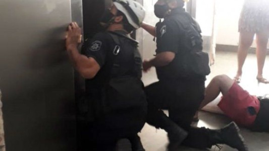 Se desplomó un ascensor con cinco personas en su interior