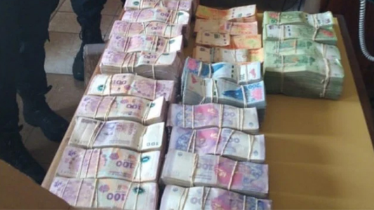 Llevaba 7,6 millones de pesos en el baúl del auto y lo detuvieron