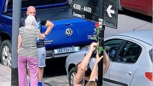 Ofrendas florales y velas en Villa Devoto