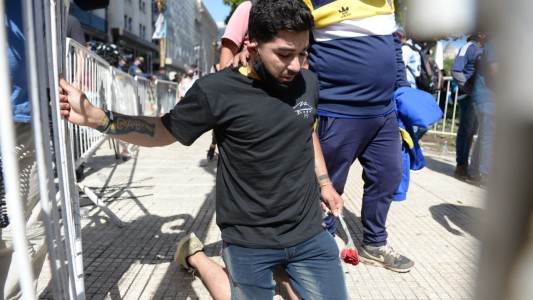 Un hincha llegó de rodillas para despedir a Diego Maradona