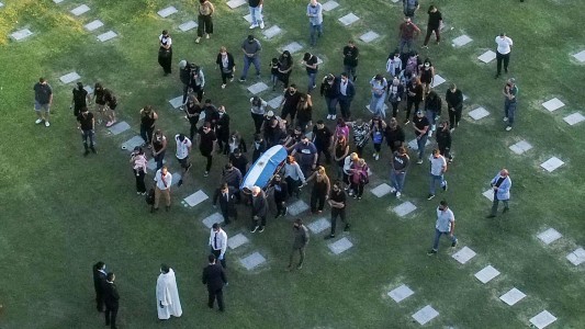 Se entregó el empleado de la funeraria que se fotografió con el cuerpo de Maradona