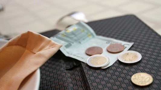 Estados Unidos: dejó 3000 dólares de propina en un bar que estaba por cerrar sus puertas