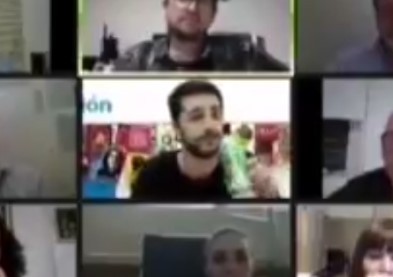 Un concejal rosarino tomó una cerveza en plena sesión virtual