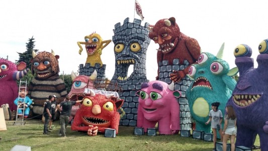 Inscriben muñecos de Fin de Año en La Plata con protocolos por coronavirus