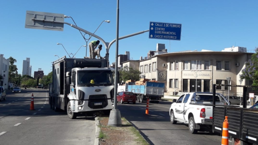 Vialidad Nacional realizó trabajos de reparación en la cartelería de Alem y 27 de Febrero