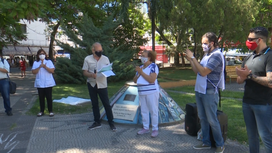 En el Día de los derechos humanos, descubren una baldosa en homenaje al personal de salud