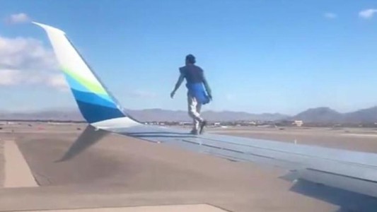 Video: un hombre se subió al ala de un avión cuando estaba a punto de despegar