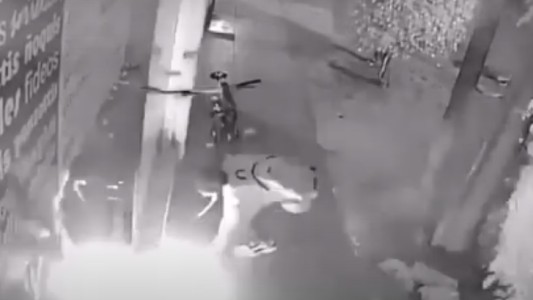 Video: llegó en bicicleta con un bidón de nafta y prendió fuego una panadería