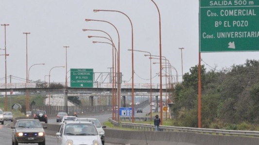 Realizan trabajos de limpieza en el cantero central de la ruta 168