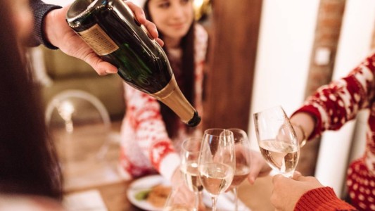 Fiestas en Pandemia: en Rosario recomendaron “brindis sin chocar las copas” y comidas “cortas”