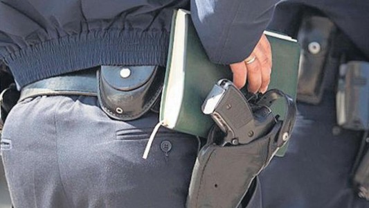 Disponen restricción de armas para personal de fuerzas denunciado por violencia de género