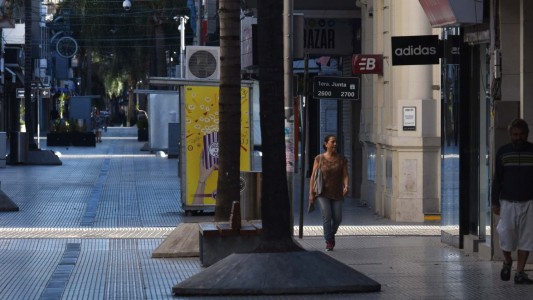 El comercio abre sus puertas el domingo y además de reedita "La noche de las compras"