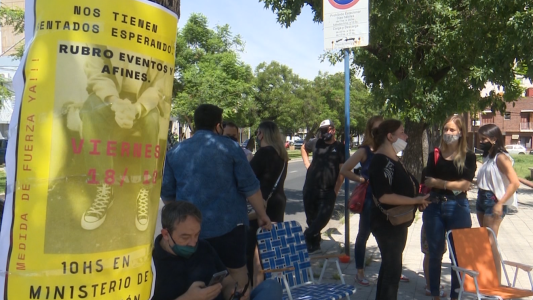 Dueños de peloteros y salones de eventos se movilizaron hoy al Ministerio de la Producción