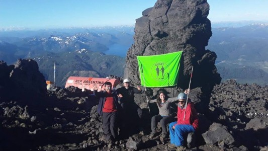 Un grupo de personas no videntes realizó un ascenso al volcán Lanín