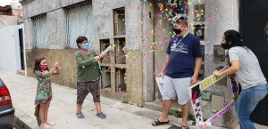 Una directora entregó "casa por casa" los diplomas de quinto año a los alumnos