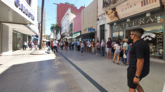 Fiebre de compras navideñas en la peatonal San Martín nuestra ciudad